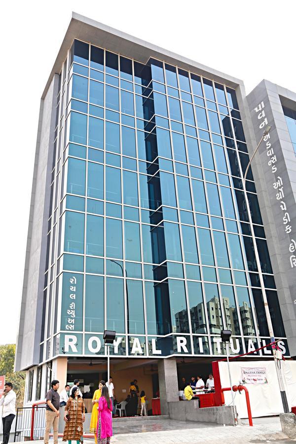 Royal Rituals Hotel Surat Buitenkant foto